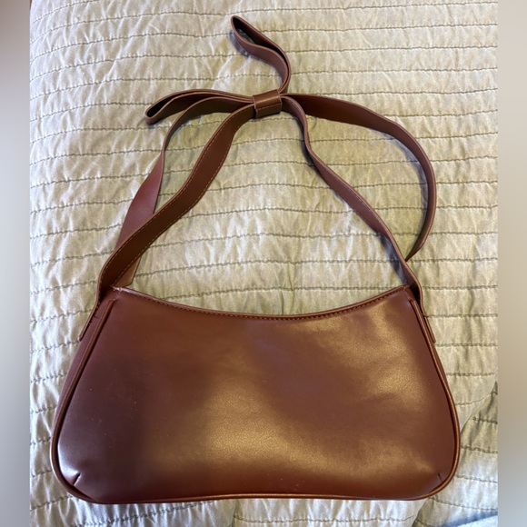 Elegant Brown Leather Shoulder Bag - Picture 1 of 2
